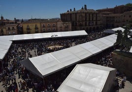 La plaza Mayor con numerosas personas en la Feria del Queso el pasado sábado.