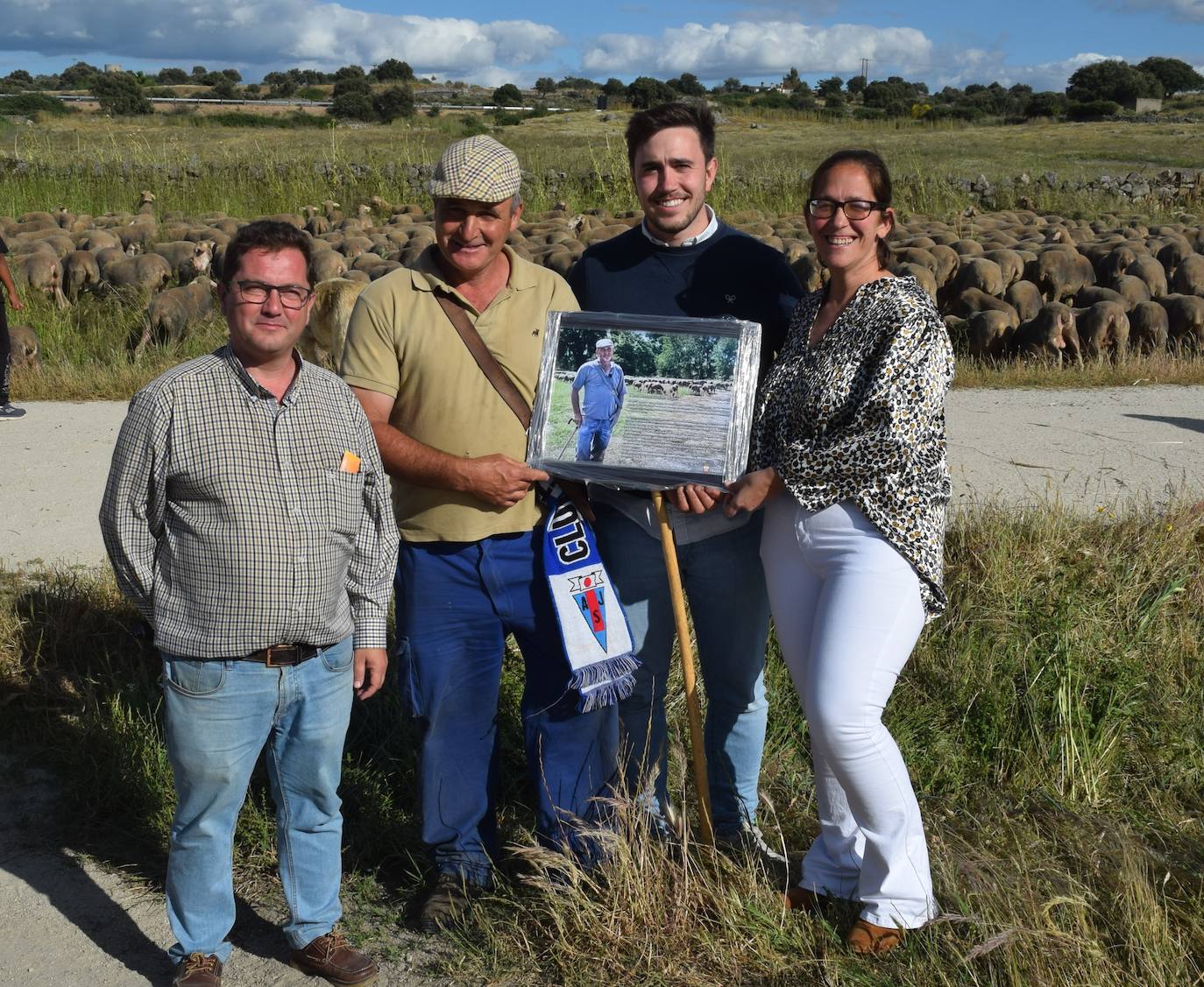 Imagen principal - José Manuel Sánchez, con sus 1.550 ovejas, pasa por la ciudad camino de León