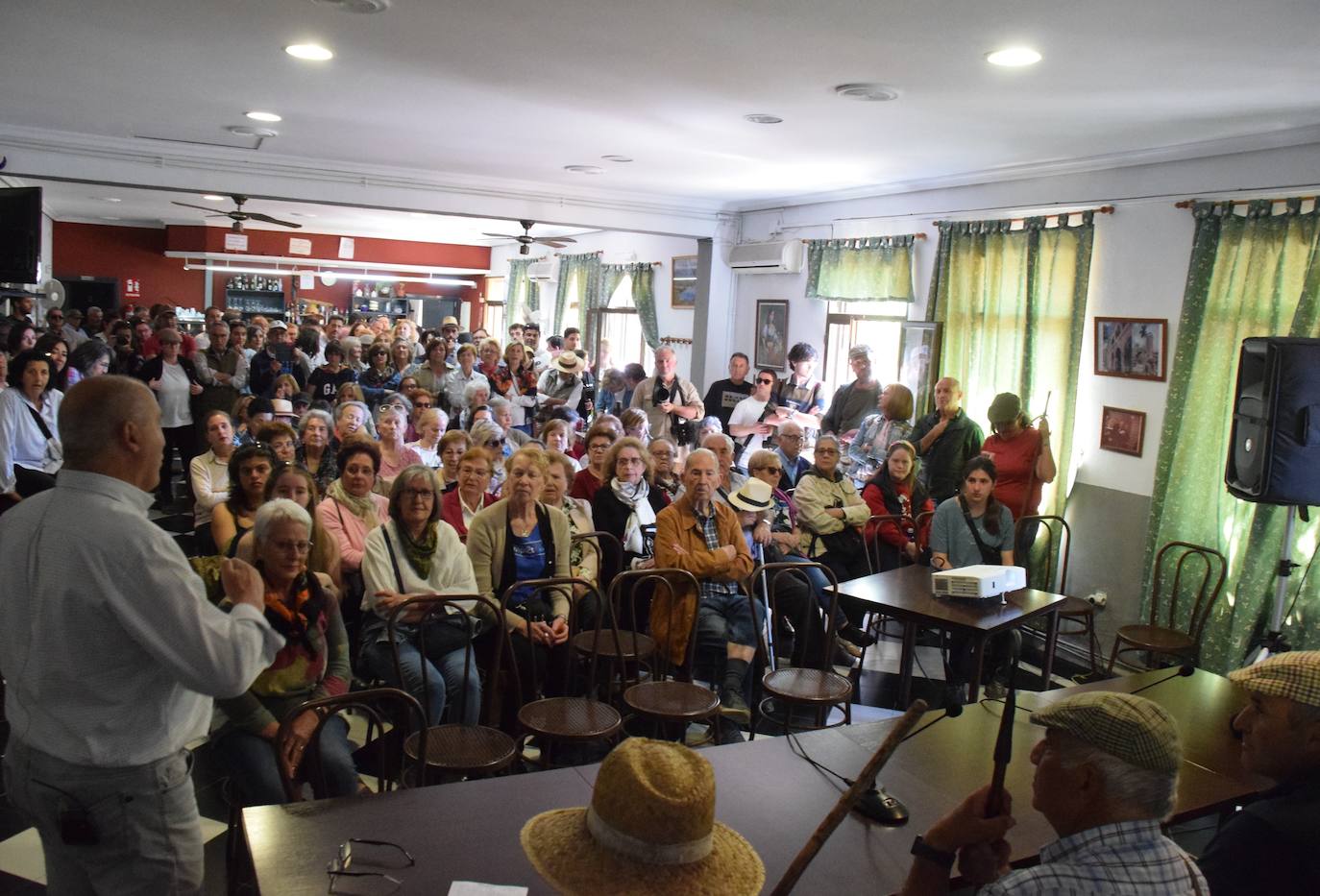 Numerosas personas acudieron a la mesa redonda