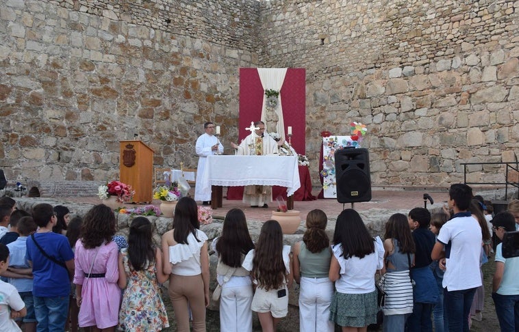 Más de 400 personas participan en la ofrenda floral a la Patrona