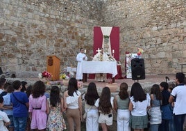 Más de 400 personas participan en la ofrenda floral a la Patrona
