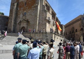 La plaza Mayor acoge el izado de la bandera con un intenso sol