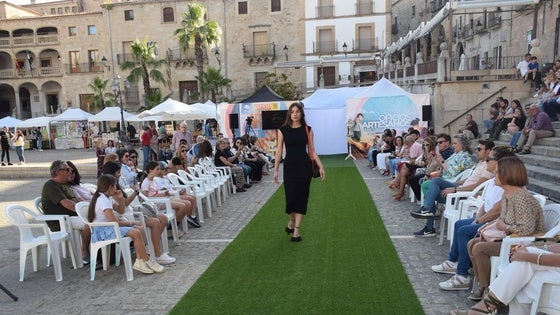 El Festival de los Oficios Artesanos da un colorido especial a la plaza Mayor