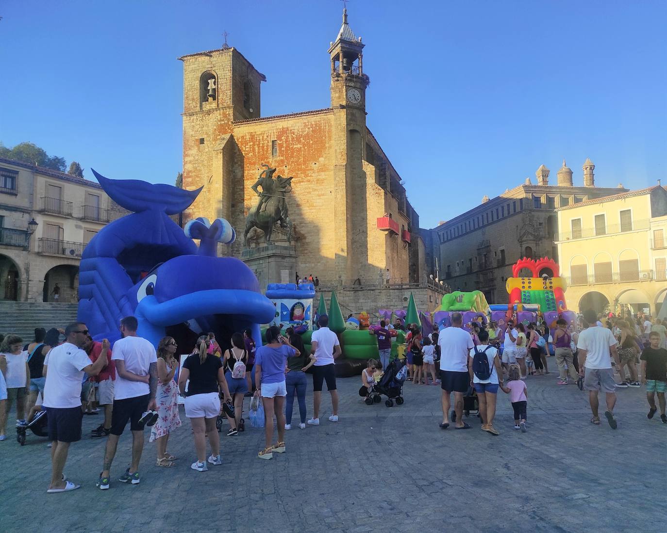 Hinchables en la plaza Mayor durante las fiestas patronales.