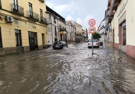 Una fuerte granizada inunda diversas vías de la ciudad