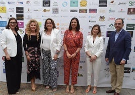 La directora general de Tributos, Fátima Pablos; la alcaldesa, Inés Rubio; la presidenta de Asemtru, Teresa Martín; la directora general de Empresas, Celina Pérez; la responsable del Instituto de Consumo de Extremadura, Rosa Álvarez y el secretario de Asemtru, Juan Carlos Muriel.