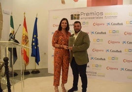 El responsable de la entidad, junto con la directora general de Empresas.