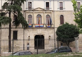 La bandera arcoiris en el balcón del Ayuntamiento.