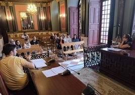 Los concejales junto con asistentes en la reunión del pasado sábado