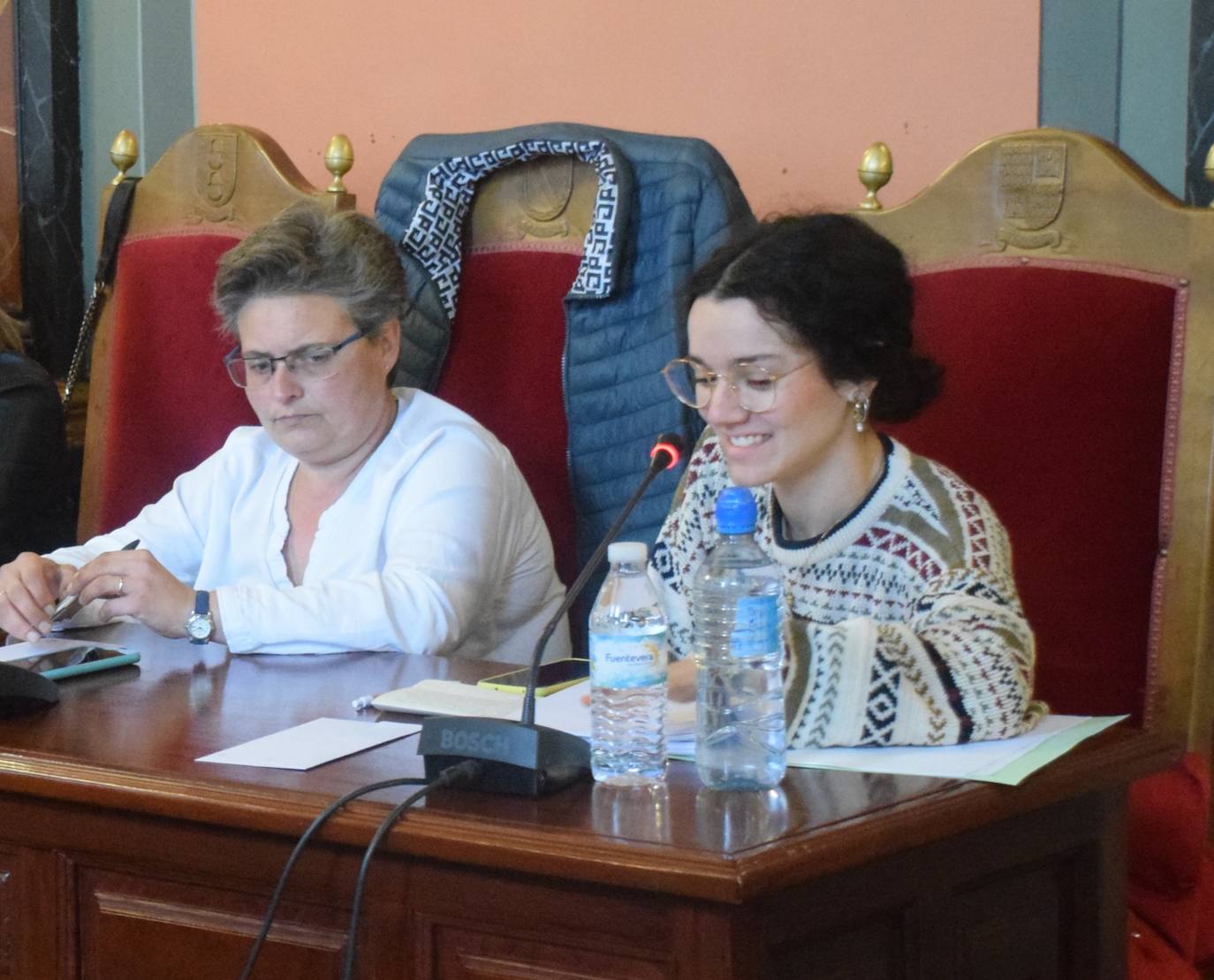 Ana Iglesias, en una intervención en el Pleno, junto a la edil socialista María José Bernal.