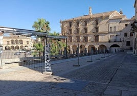Una de las zonas de la plaza Mayor con el vallado
