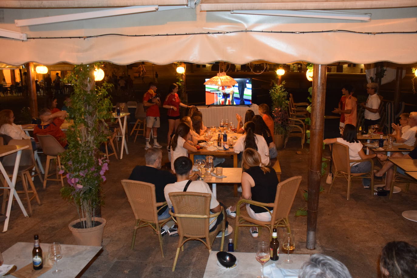 Grupos de vecinos celebran la Eurocopa en la plaza Mayor