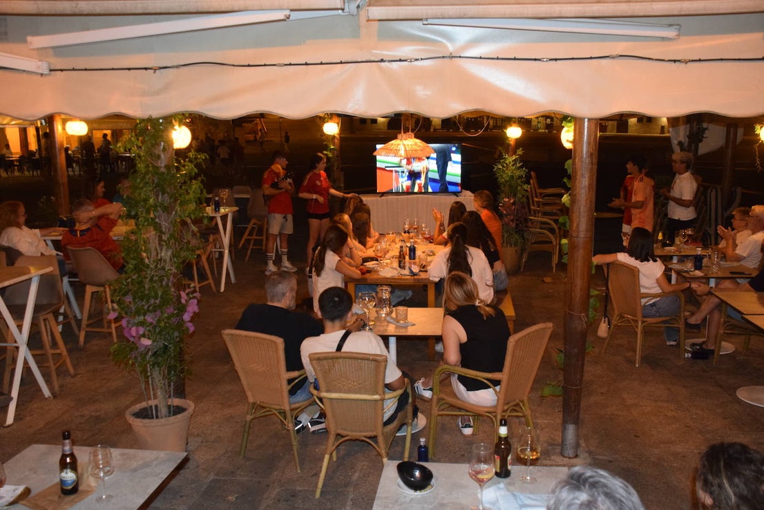 Grupos de vecinos celebran la Eurocopa en la plaza Mayor