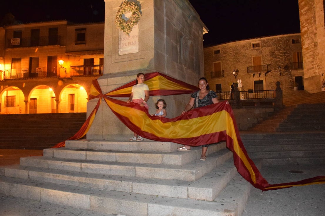 Grupos de vecinos celebran la Eurocopa en la plaza Mayor