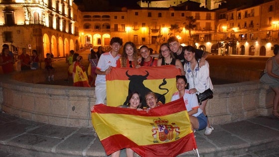 Grupos de vecinos celebran la Eurocopa en la plaza Mayor