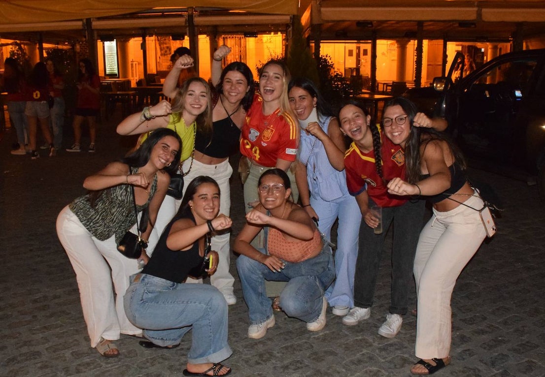 Grupos de vecinos celebran la Eurocopa en la plaza Mayor