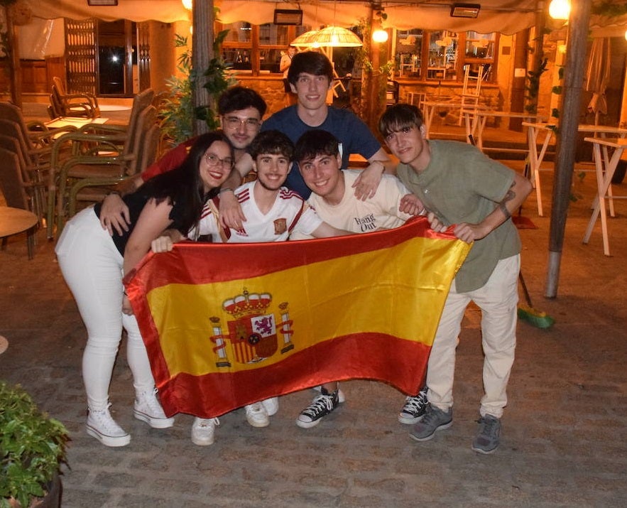 Grupos de vecinos celebran la Eurocopa en la plaza Mayor