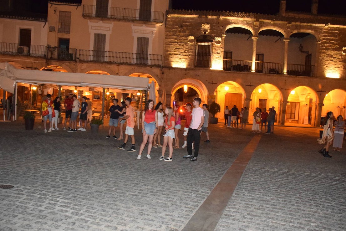 Grupos de vecinos celebran la Eurocopa en la plaza Mayor