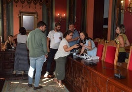 Concejales del PP y del PSOE tras la suspensión de la sesión plenaria.