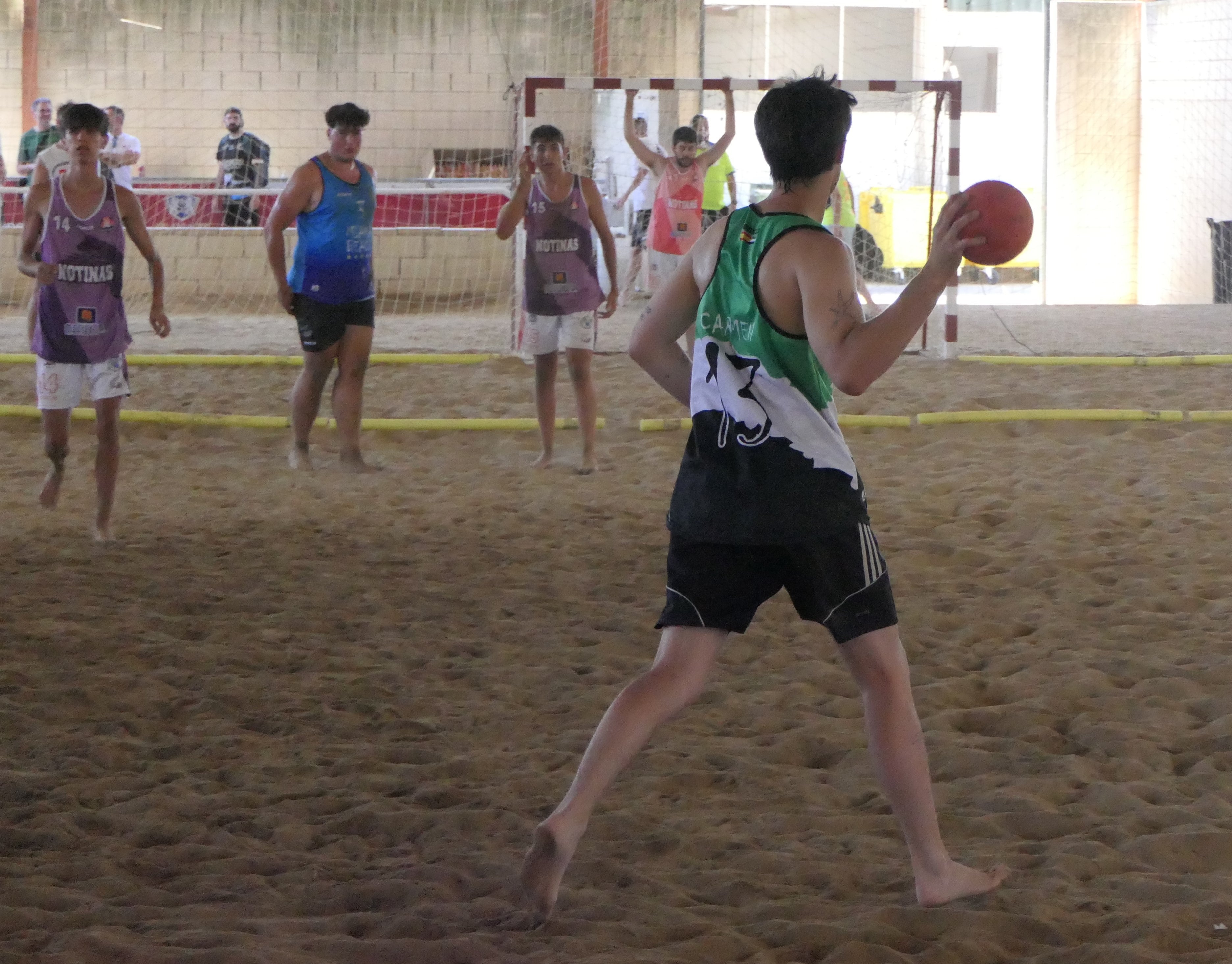 El balonmano playa conquista el recinto hípico