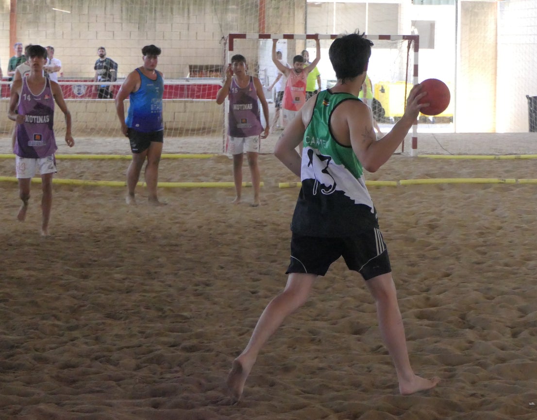 El balonmano playa conquista el recinto hípico