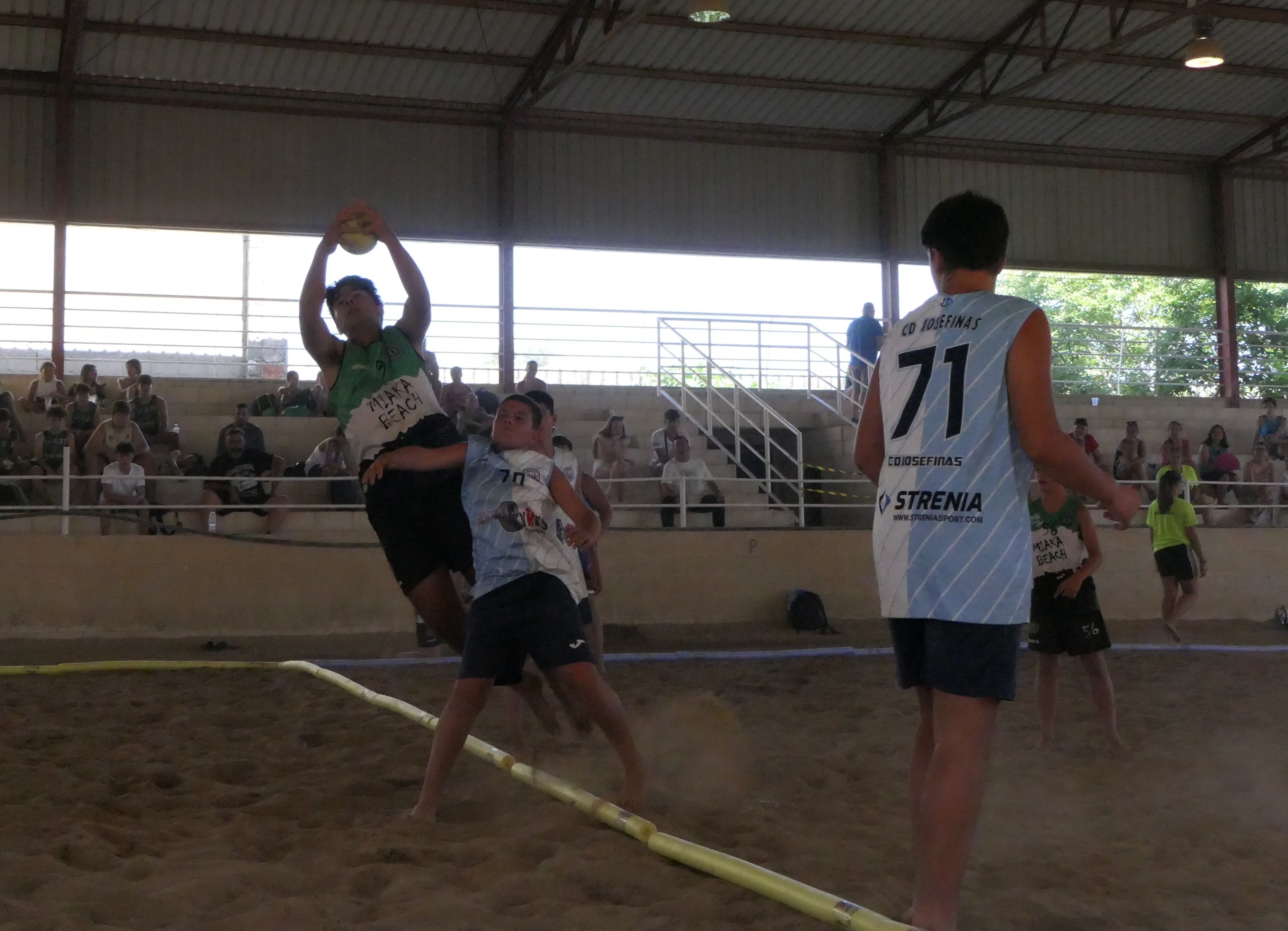 El balonmano playa conquista el recinto hípico