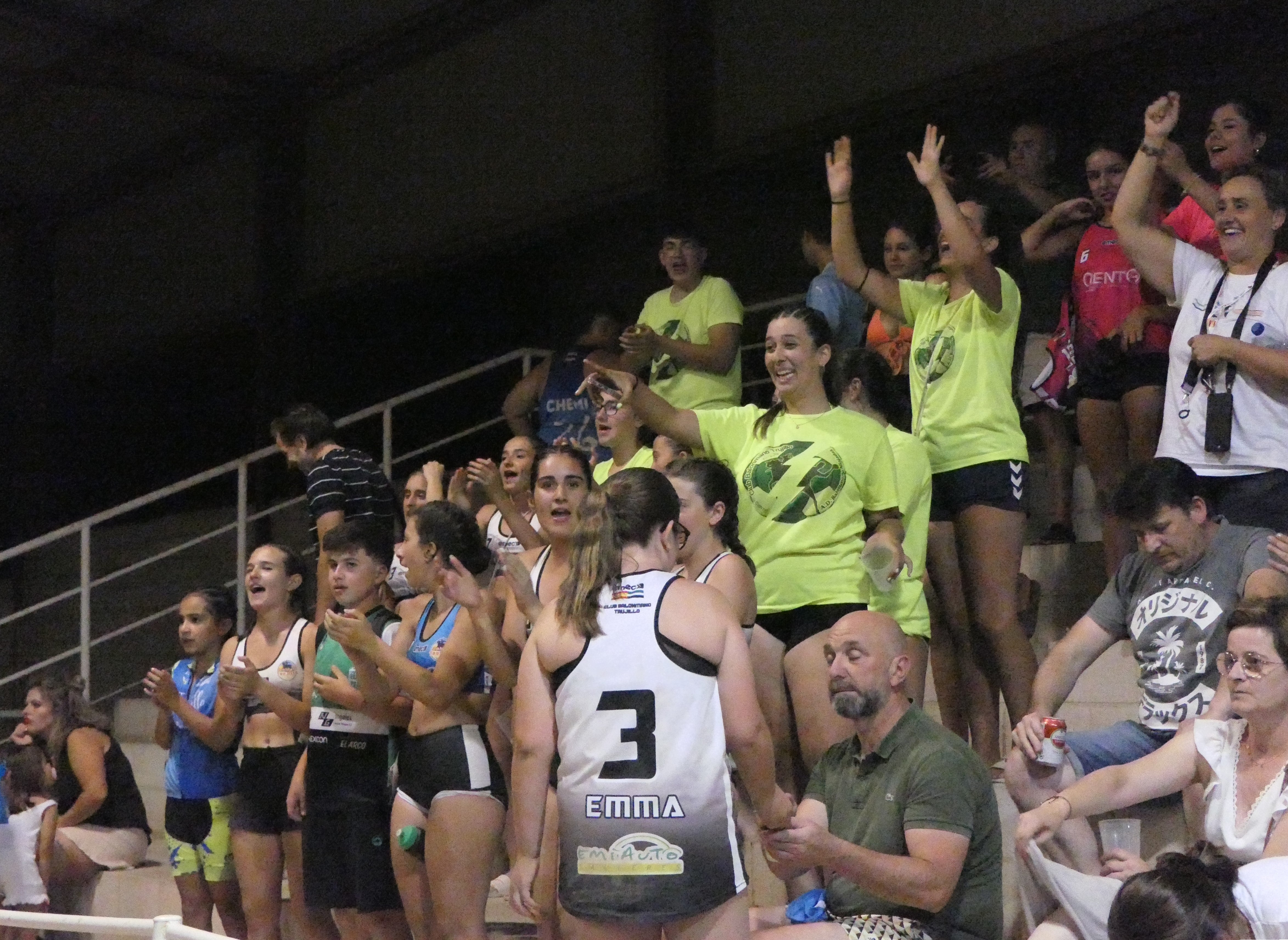 El balonmano playa conquista el recinto hípico