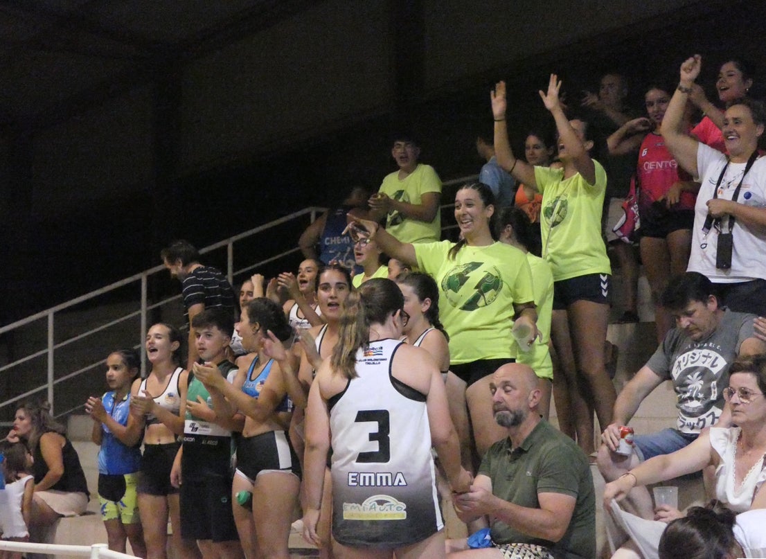 El balonmano playa conquista el recinto hípico
