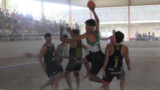 El balonmano playa conquista el recinto hípico