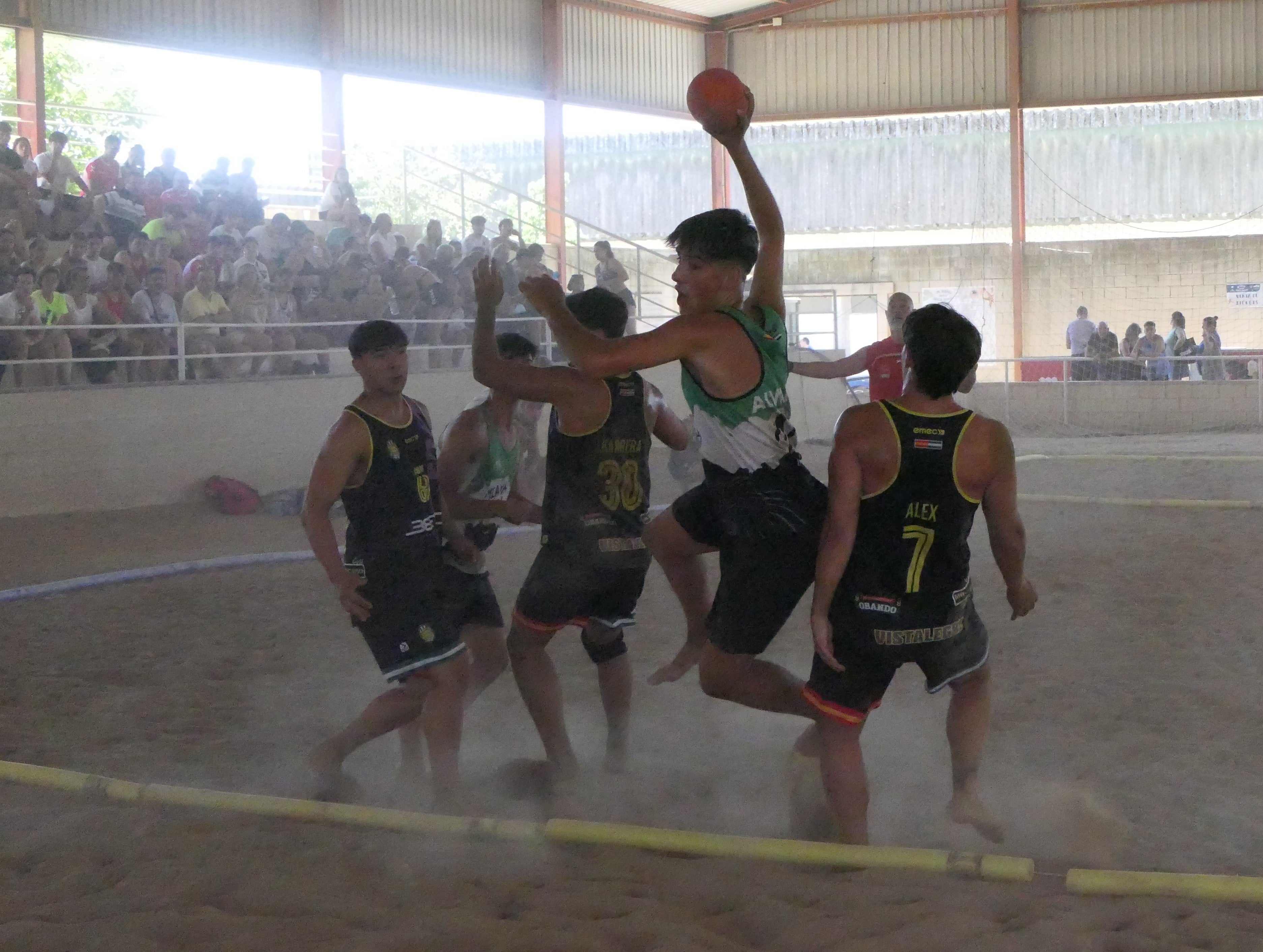 El balonmano playa conquista el recinto hípico