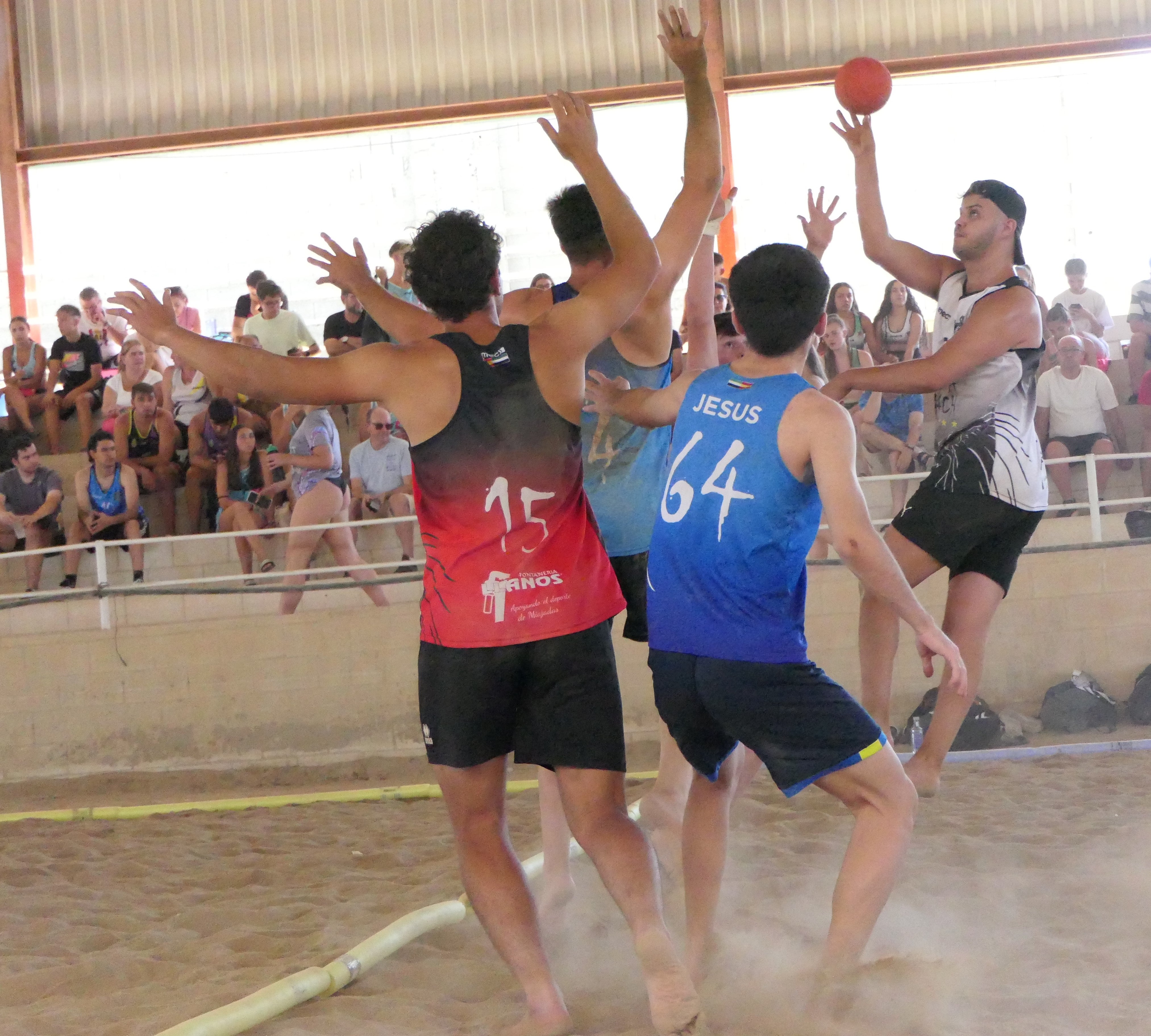 El balonmano playa conquista el recinto hípico