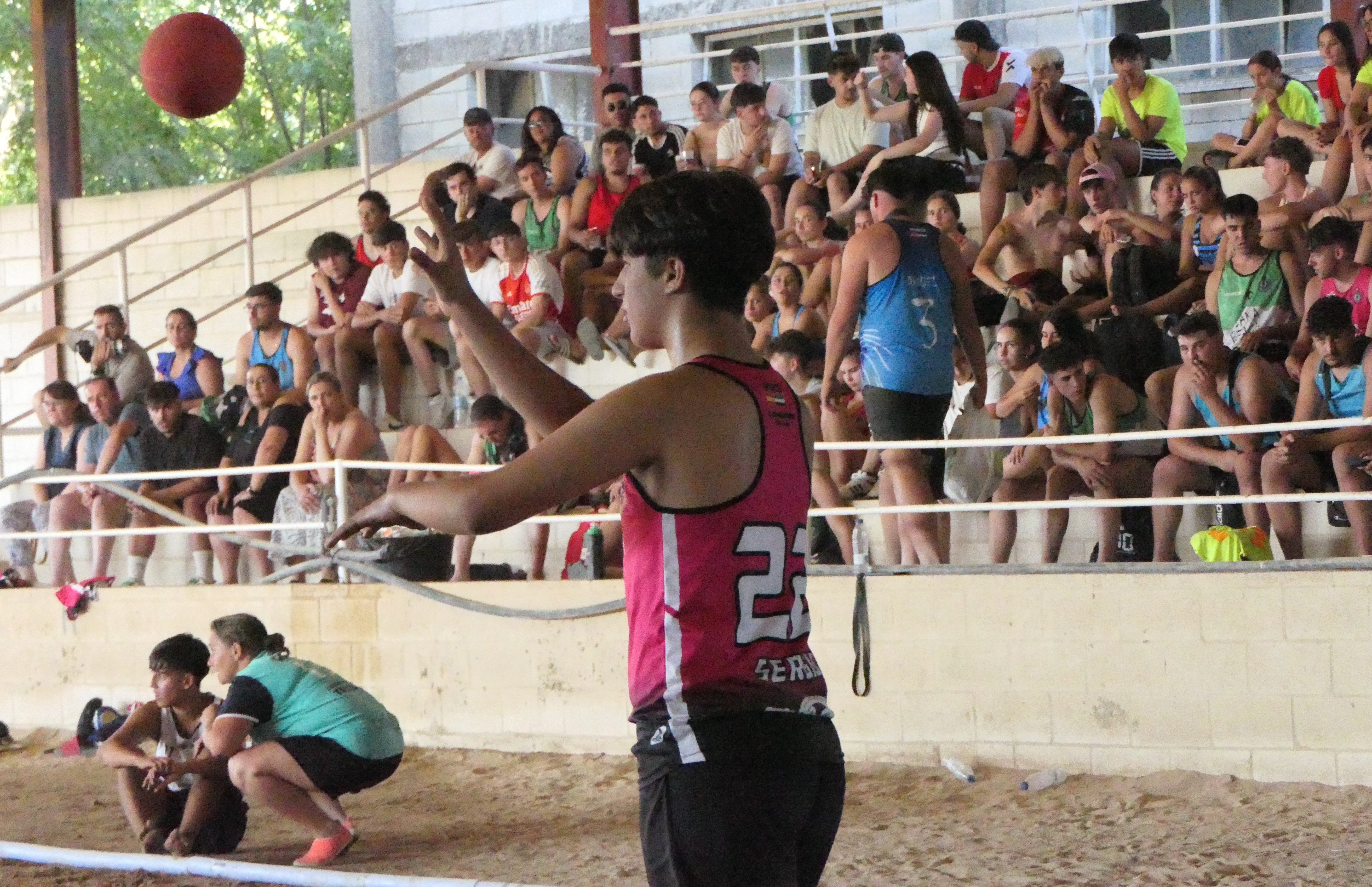 El balonmano playa conquista el recinto hípico
