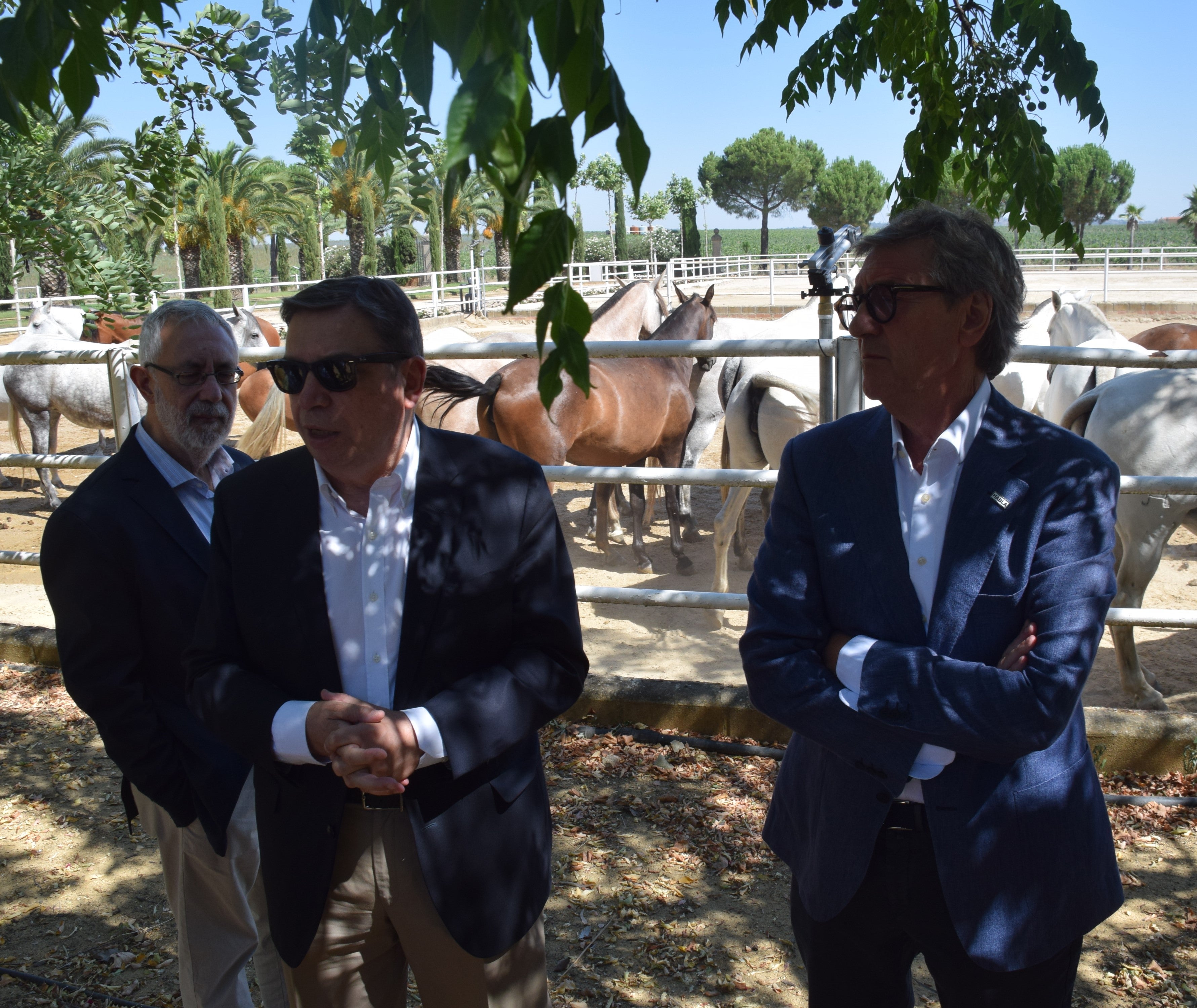 Visita del ministro de Agricultura a Bodegas Habla