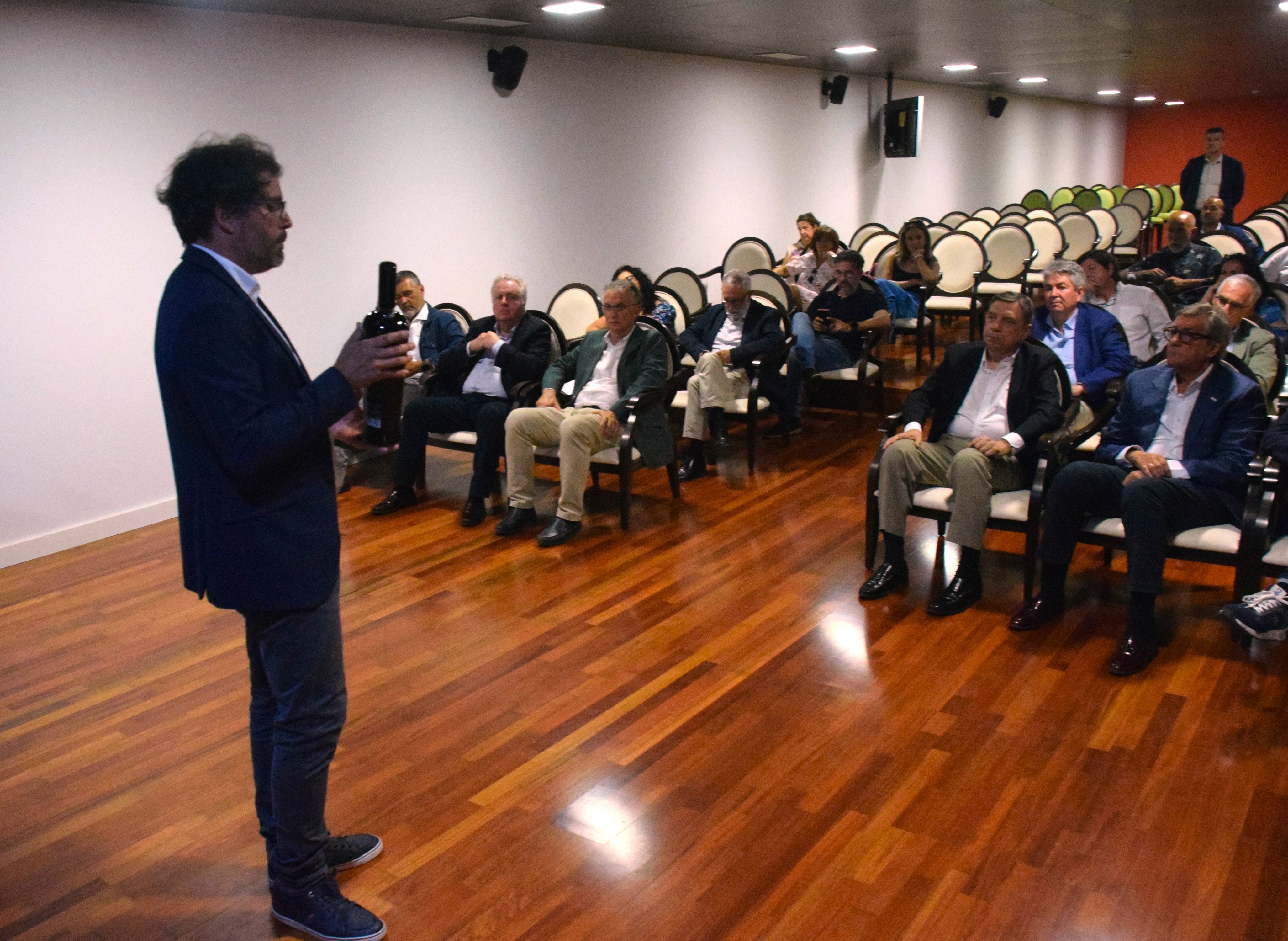 Visita del ministro de Agricultura a Bodegas Habla