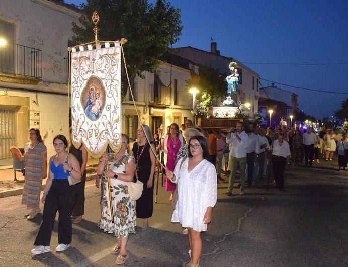 Un momento de la procesión por las calles de la barriada de La Piedad
