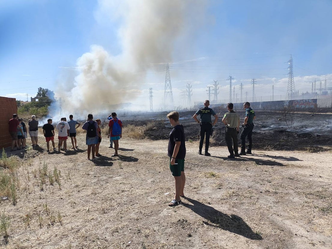 Incendio en las traseras del campo de fútbol