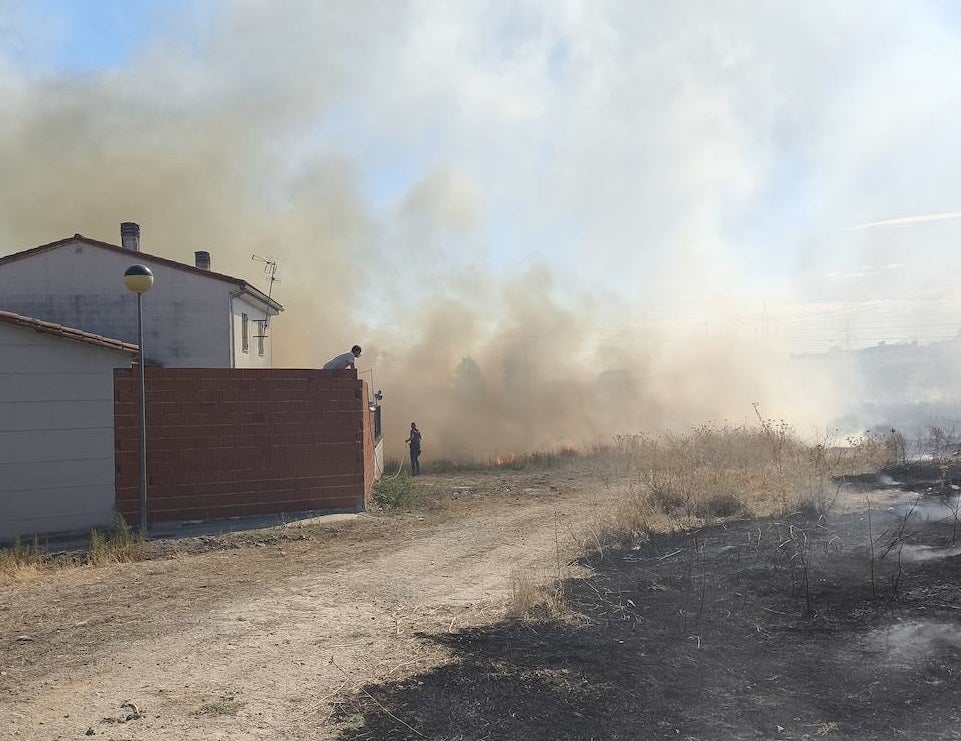 Incendio en las traseras del campo de fútbol