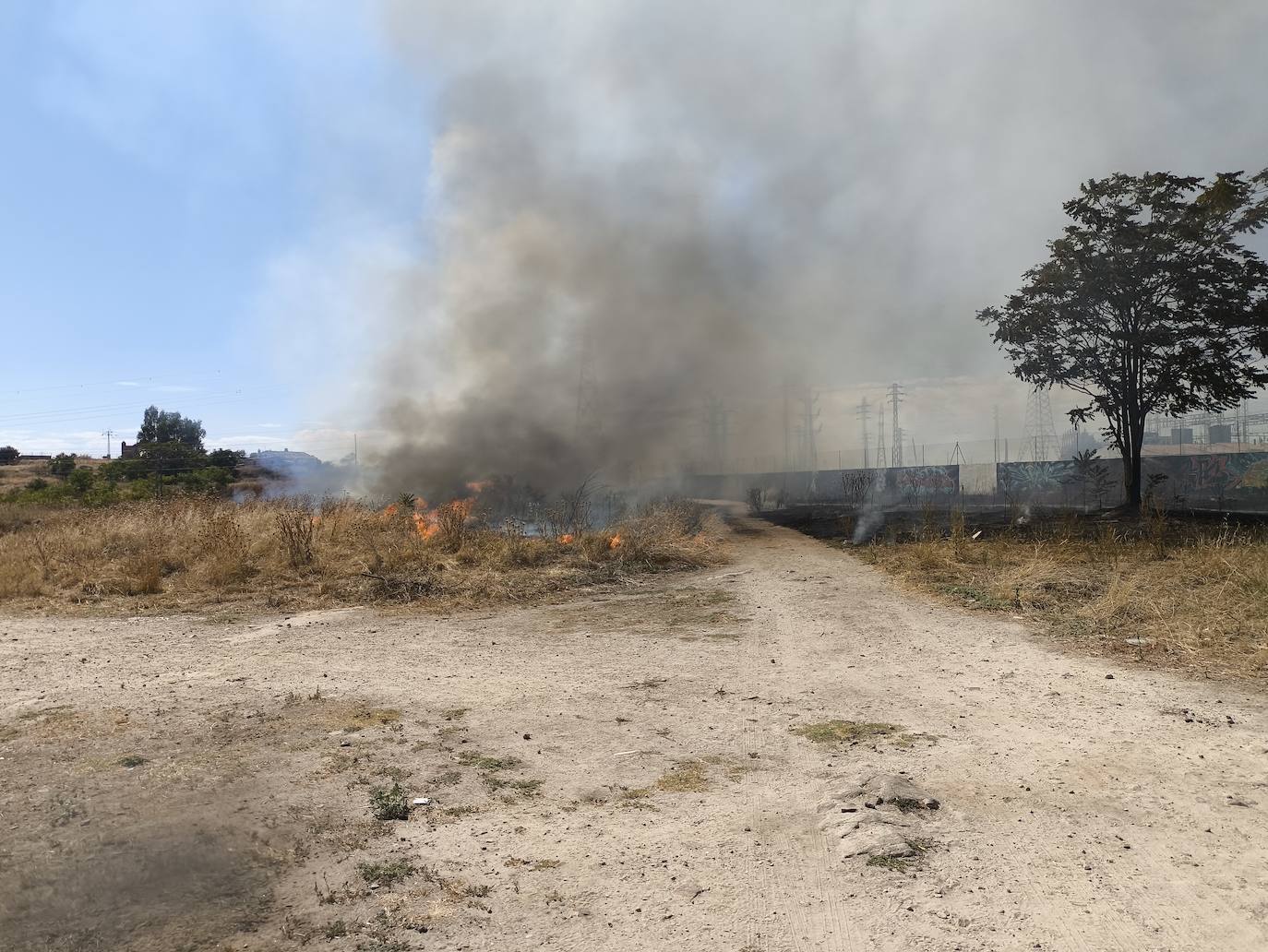 Incendio en las traseras del campo de fútbol