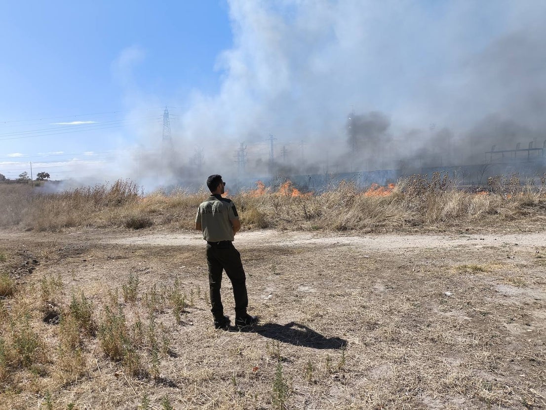 Incendio en las traseras del campo de fútbol
