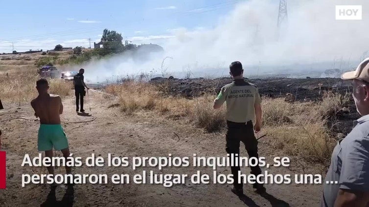 Un incendio cercano a las viviendas pone en alerta a los vecinos de Trujillo