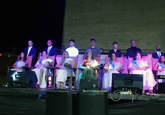 Reina y damas de Belén, en el acto de proclamación.