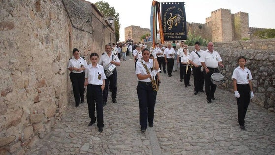 La Banda de Música 'Antonio Flores' retoma el concierto tras la bajada de la Virgen