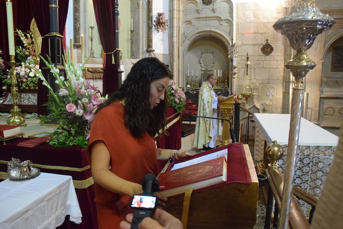 Los bebés, ante la Patrona