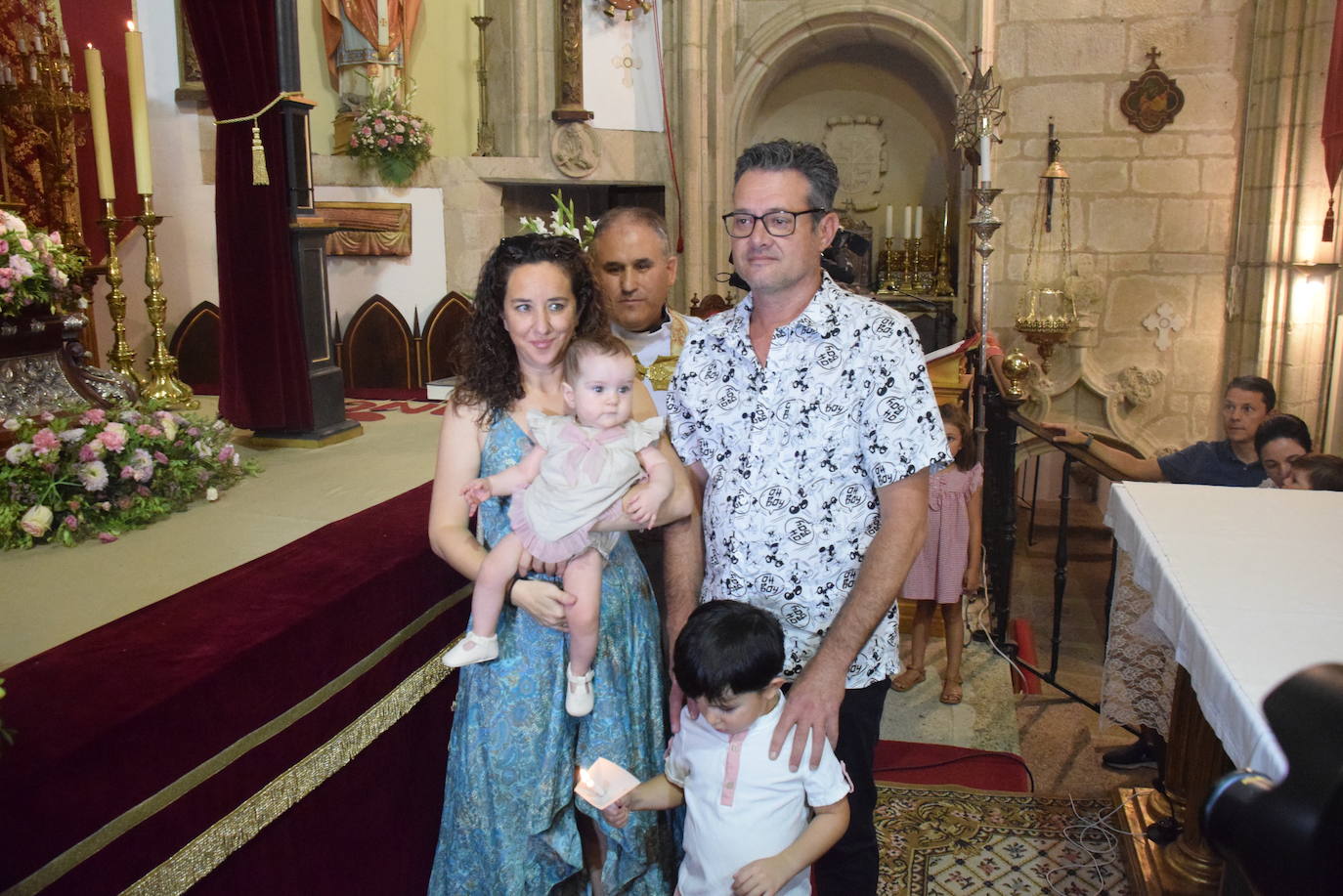 Los bebés, ante la Patrona