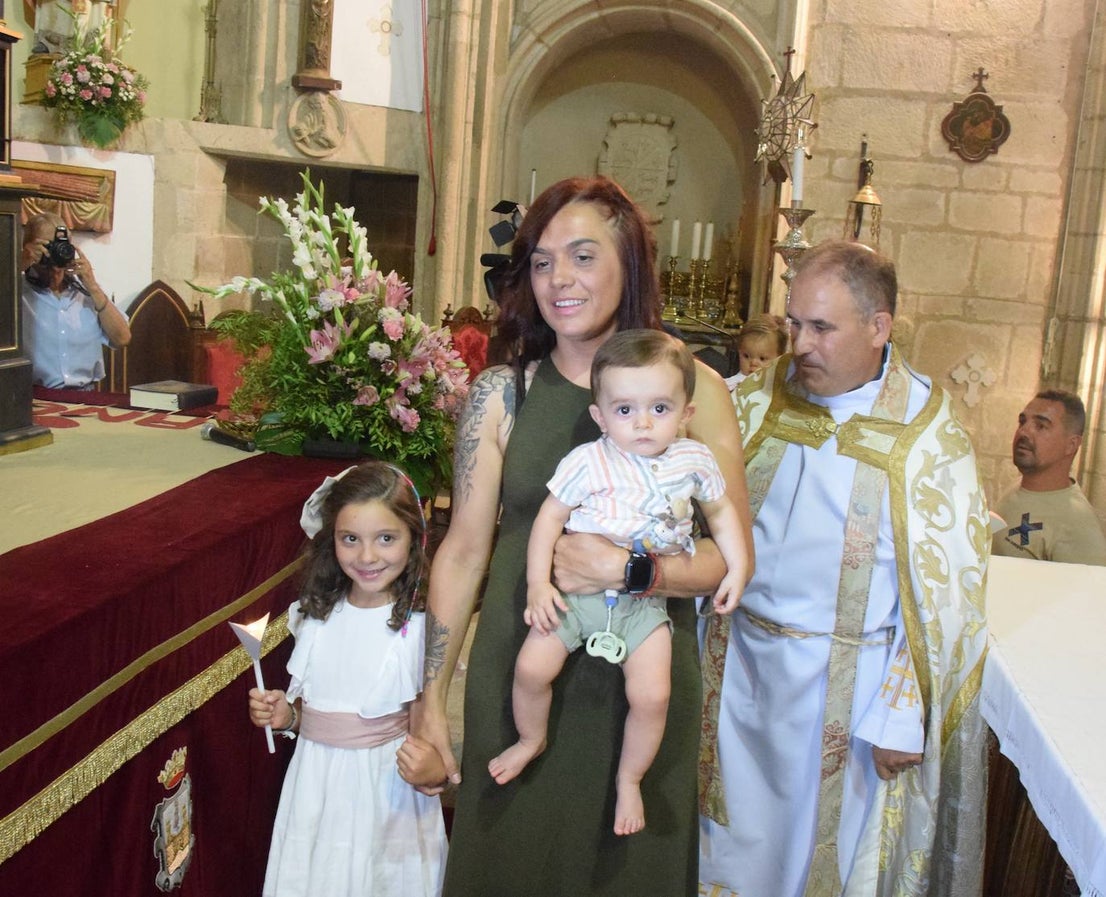 Los bebés, ante la Patrona