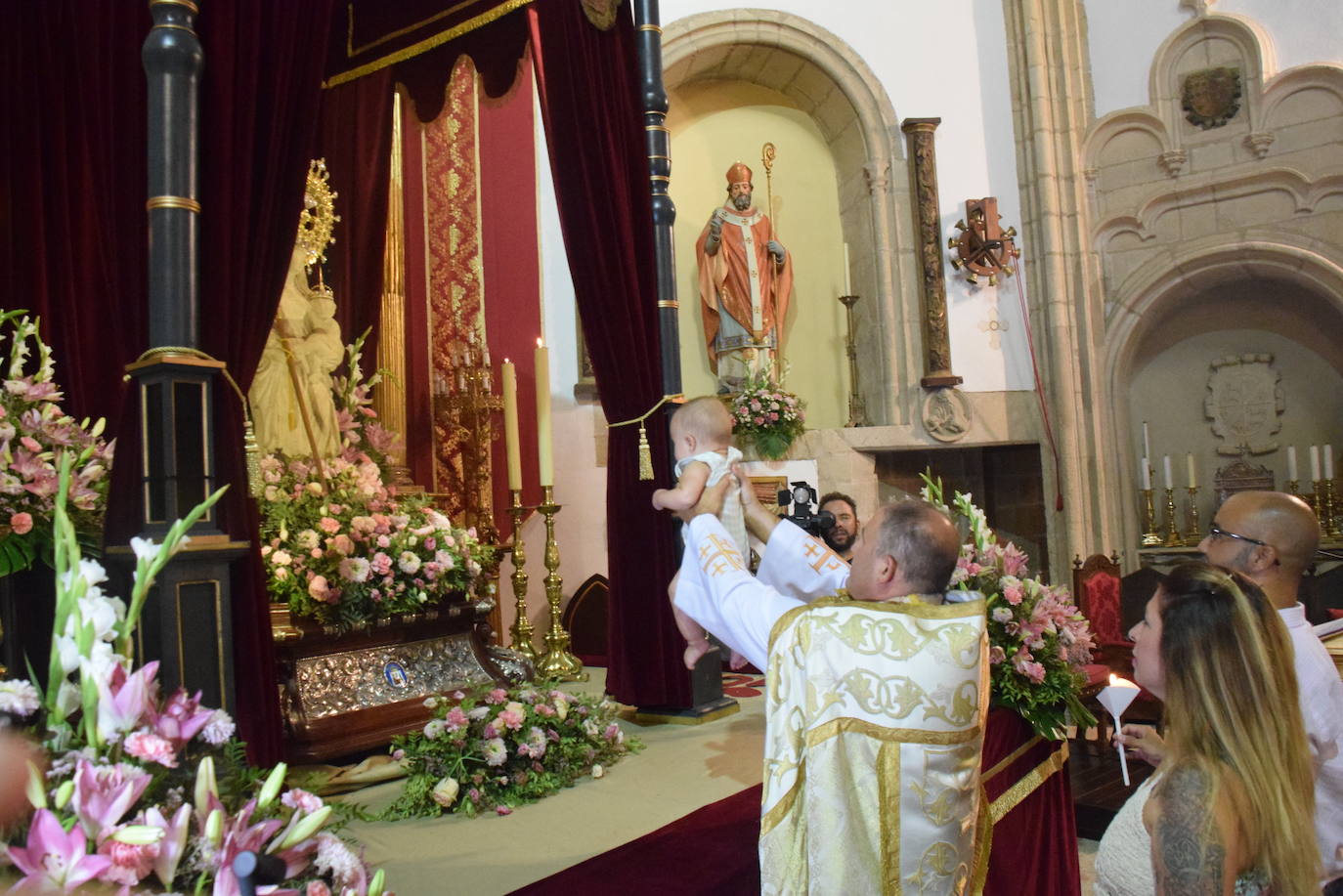 Los bebés, ante la Patrona