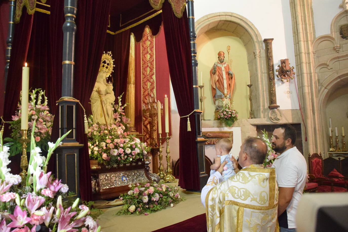 Los bebés, ante la Patrona