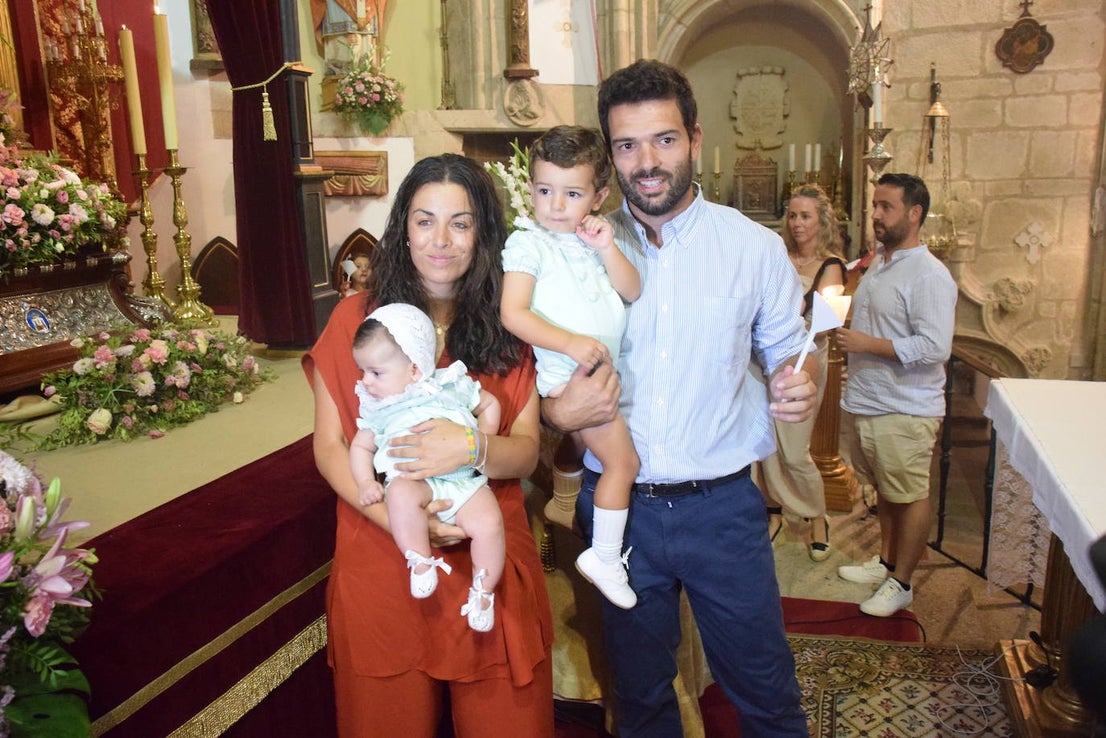 Los bebés, ante la Patrona