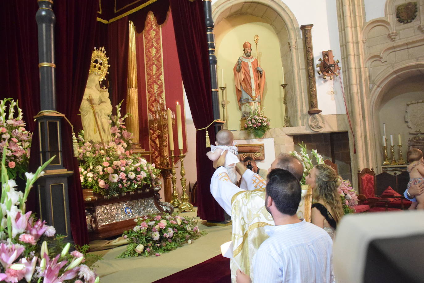 Los bebés, ante la Patrona