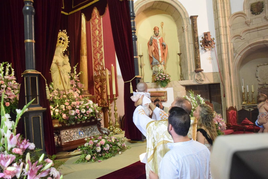 Los bebés, ante la Patrona